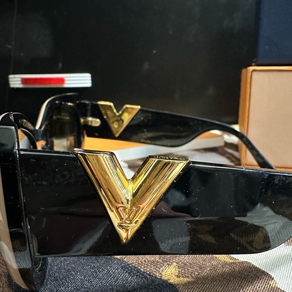 Louis Vuitton sunglasses some scratches on inner part as indicated - Picture 5 of 16